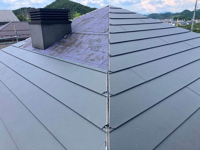 煙突の近くまで屋根材を取り付け